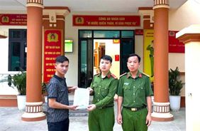 Lào Cai: Công an thị trấn trao trả số tiền 114 triệu đồng cho người chuyển nhầm tài khoản