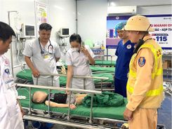 Cảnh sát giao thông Nghệ An liên tiếp kịp thời hỗ trợ người dân trong tình huống khẩn cấp