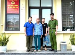 Công an xã và Tổ bảo vệ an ninh, trật tự ở cơ sở kịp thời xác minh, đưa cụ ông hơn 90 tuổi đi lạc về với gia đình an toàn