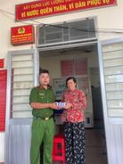 Biểu dương học sinh nhặt được điện thoại, liên hệ Công an xã trả lại cho người đánh rơi