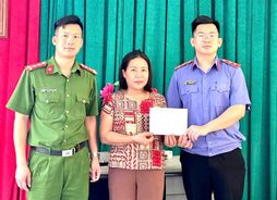 Vĩnh Phúc: Công an thị trấn Vĩnh Tường xác minh, hỗ trợ người dân nhận lại tiền do chuyển nhầm qua tài khoản ngân hàng