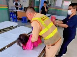 Cảnh sát giao thông Hà Nội hỗ trợ gia đình đi du lịch bằng xe máy gặp tai nạn khi trời mưa