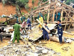 Sơn La: Công an xã và các lực lượng hỗ trợ người dân di chuyển nhà, tài sản ra khỏi vùng nguy hiểm do mưa lớn kéo dài