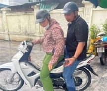 Cán bộ, chiến sĩ Cảnh sát cơ động kịp thời hỗ trợ người dân gặp nạn trên đường
