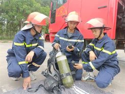 Chiến sĩ xông vào lửa cháy, hiểm nguy cứu giúp người gặp nạn