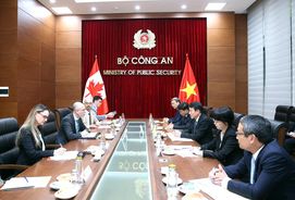 Minister Luong Tam Quang hosts Canadian Ambassador