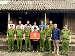 Phu Tho communal police adopt local disadvantaged children