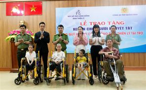 Quang Binh police present wheelchairs to disabled people