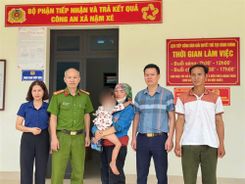 Lào Cai: Công an xã Nậm Xé giúp đỡ cháu bé 8 tuổi đi lạc về với gia đình an toàn