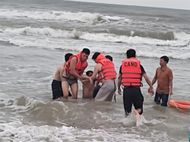 Cán bộ Công an bất chấp nguy hiểm, kịp thời cứu nhiều người dân bị đuối nước