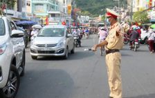 Cảnh sát giao thông kịp thời giúp đỡ nam thanh niên bị co giật, hôn mê đi cấp cứu