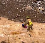 Bộ trưởng Bộ Công an biểu dương đồng chí Thượng úy Nguyễn Mạnh Tường, Công an huyện Mèo Vạc dũng cảm lao xuống dòng lũ dữ cứu người dân