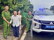 Cảnh sát 113 giúp đỡ cụ ông đi lạc