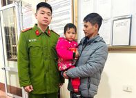 Công an phường Vĩnh Trại, thành phố Lạng Sơn nhanh chóng tìm được gia đình bé gái đi lạc