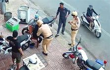 Cảnh sát giao thông nhanh chóng hỗ trợ người phụ nữ bị đau tim đi cấp cứu kịp thời