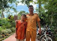 Cảnh sát giao thông Công an tỉnh Nghệ An bơi ra giữa dòng nước xiết cứu cháu bé