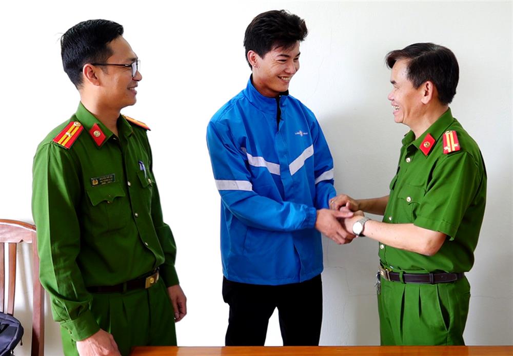 Anh Lương Quang Kiệt trao đổi sự việc với Công an xã Phước An.