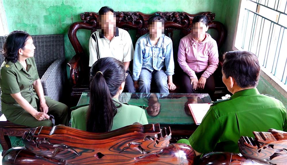 Cán bộ Công an xã Phước An giải thích, tuyên truyền về các thủ đoạn lừa đảo cho gia đình và em T.