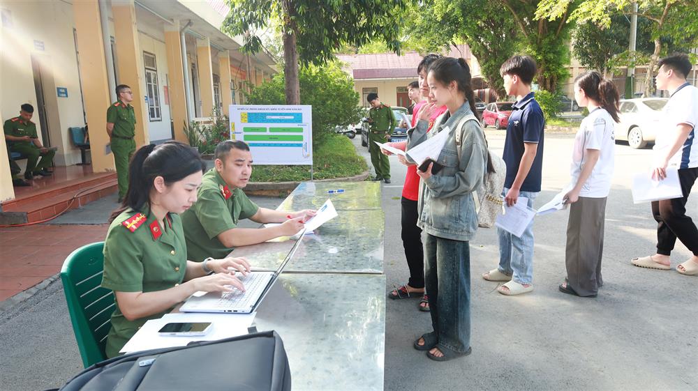 Cán bộ Phòng Tổ chức cán bộ Công an tỉnh kiểm tra đối chiếu thông tin phiếu khám của các thí sinh.