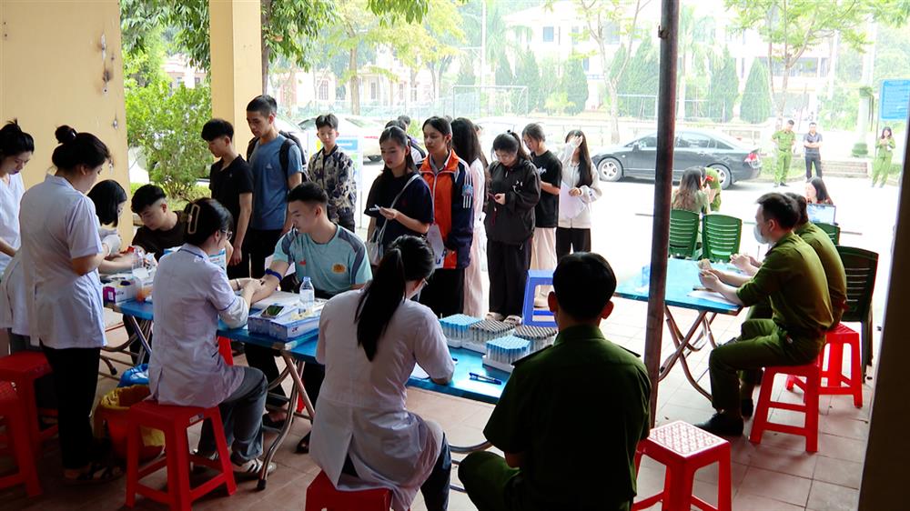 Cán bộ bác sĩ Bệnh xá Công an tỉnh tiến hành xét nhiệm máu cho các thí si đăng ký dự tuyển.