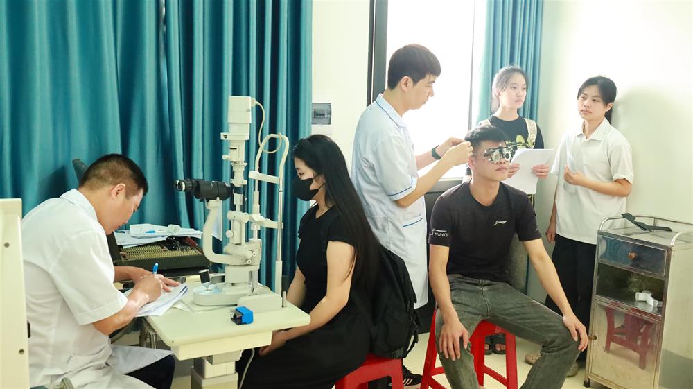 Các bác sĩ tiến hành khám mắt cho các thí sinh.