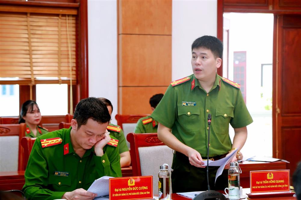 Đại tá Trần Hồng Quang, Phó Giám đốc Công an tỉnh trình bày tóm tắt dự thảo 05 dự án luật.