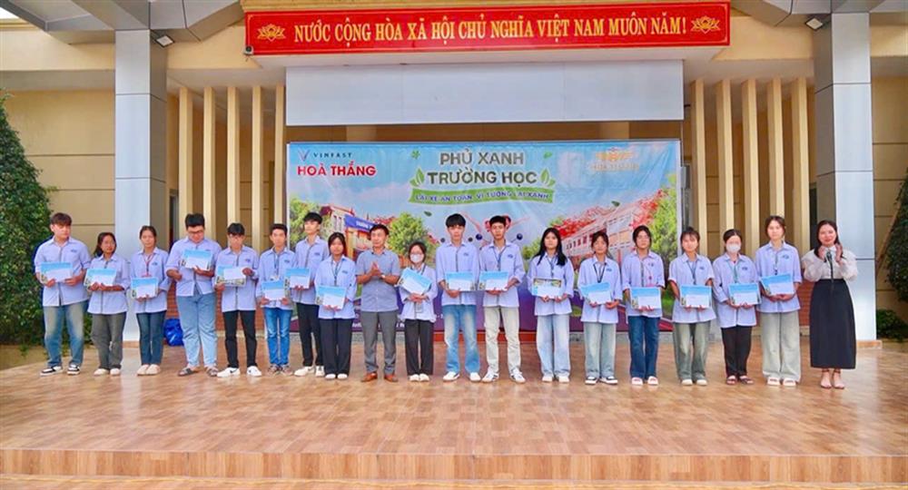 Công an thị trấn Thiệu Hoá và Công ty Hòa Thắng Phát đã trao 50 suất quà và gần 100 chiếc mũ bảo hiểm cho các em học sinh trường THPT Thiệu Hoá.