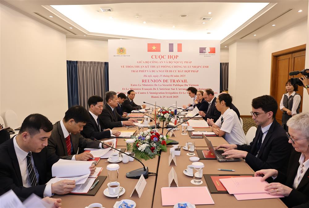 Các đại biểu dự cuộc họp.