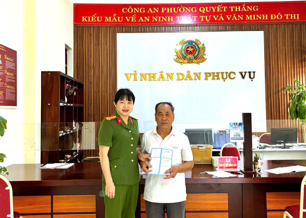 Công an phường Quyết Thắng kịp thời ngăn chặn ông Lê Hồng Thái chuyển tiền vào tài khoản của đối tượng lừa đảo.