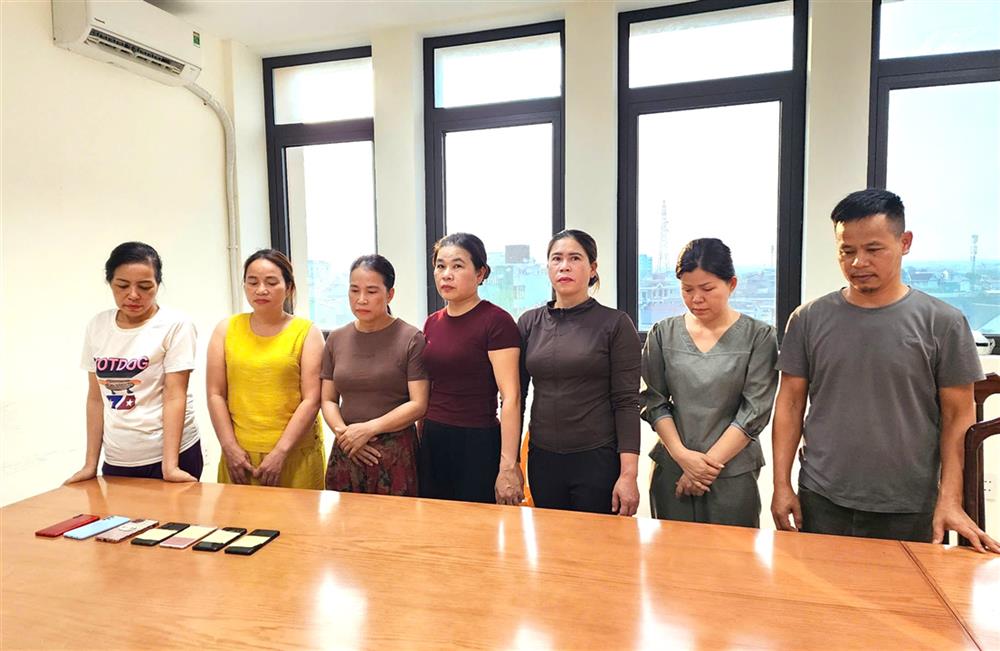 Đối tượng Nguyễn Thị Dung (áo trắng) cùng các đối tượng tại cơ quan Công an.