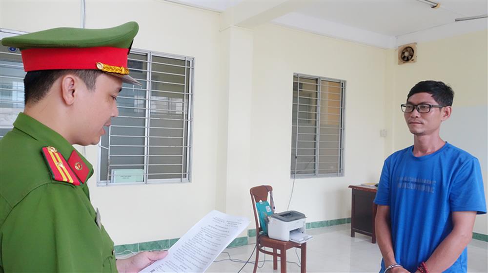 Cơ quan Công an tống đạt quyết định và lệnh đối với Ngô Hoàng Thăng.