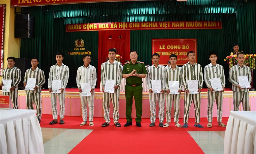 Thiếu tướng Phạm Văn Thân, Phó Cục trưởng Cục Cảnh sát quản lý trại giam, cơ sở giáo dục, trường giáo dưỡng trao quyết định đặc xá cho các phạm nhân đang chấp hành án phạt tù tại Trại giam An Điềm.