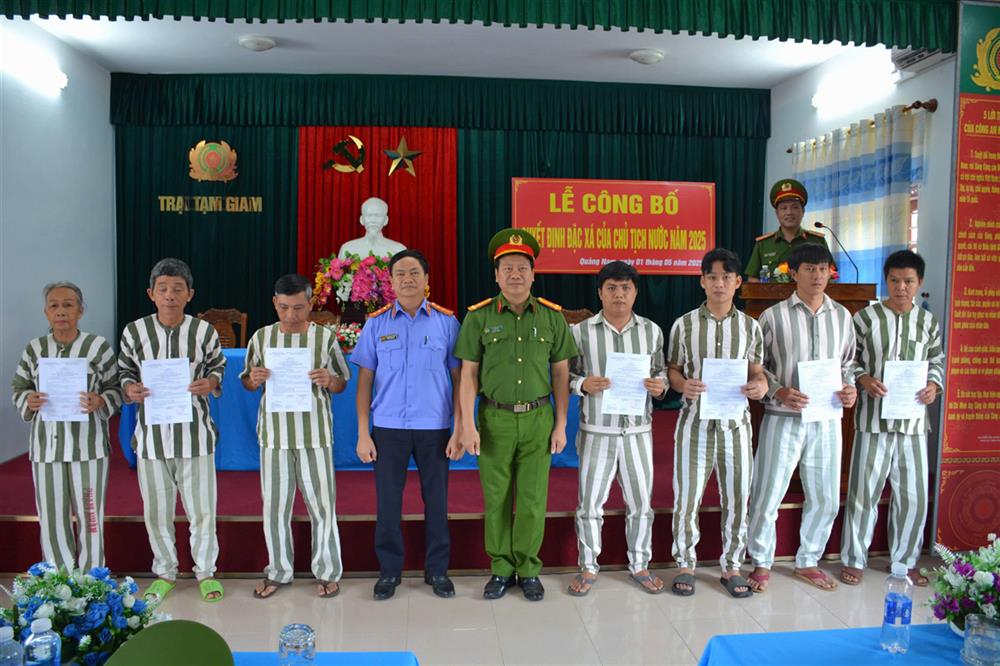 Trao quyết định đặc xá của Chủ tịch nước cho các phạm nhân thi hành án tại Trại tạm giam Công an tỉnh Quảng Nam.