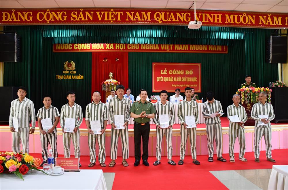 Thứ trưởng Lê Văn Tuyến trao quyết định đặc xá cho các phạm nhân đang chấp hành án phạt tù tại Trại giam An Điềm.