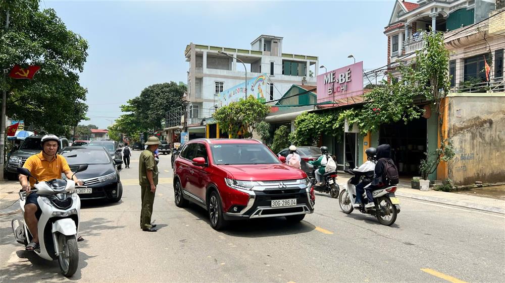 Lực lượng Công an thị trấn Cẩm Khê phối hợp với lực lượng an ninh trật tự cơ sở, giáo viên và nhân viên nhà trường trực tại cổng trường, hướng dẫn học sinh, phương tiện di chuyển an toàn.