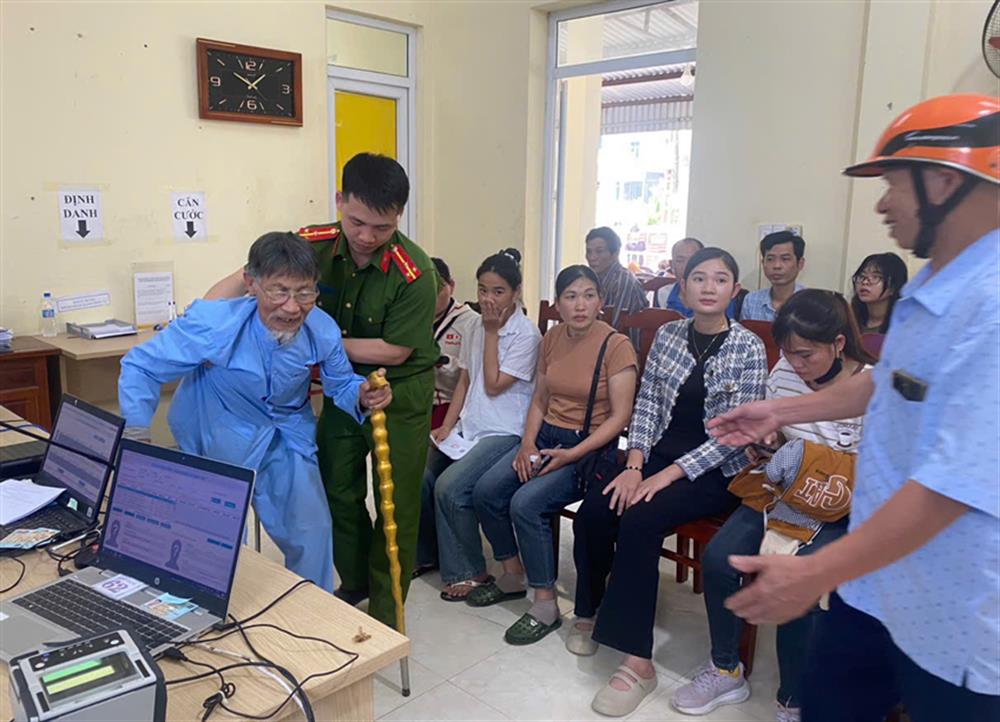 Công an thị trấn Triệu Sơn làm việc xuyên lễ, sẵn sàng phục vụ Nhân dân một cách tốt nhất.