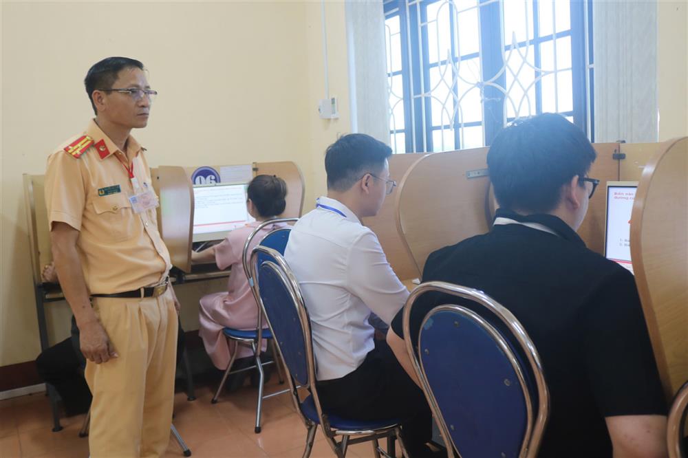 Các học viên tham gia thi sát hạch lái xe ô tô.