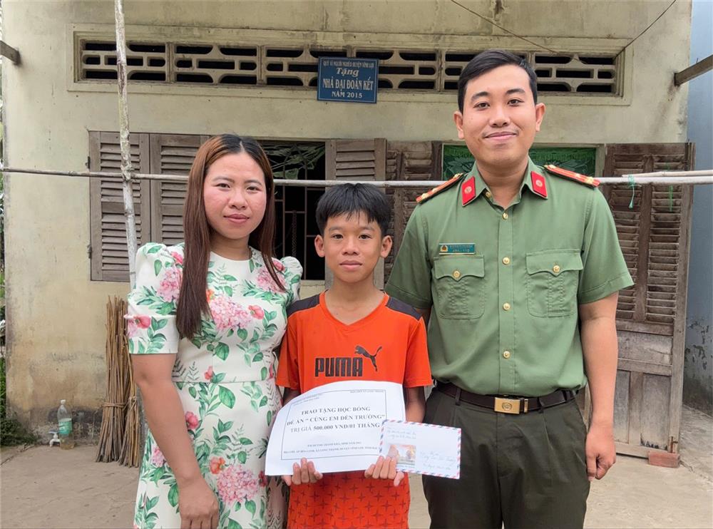 Chi đoàn An ninh điều tra phối hợp cùng Hội Liên hiệp phụ nữ xã Long Thạnh nhận đỡ đầu, hỗ trợ em Huỳnh Thanh Kha.