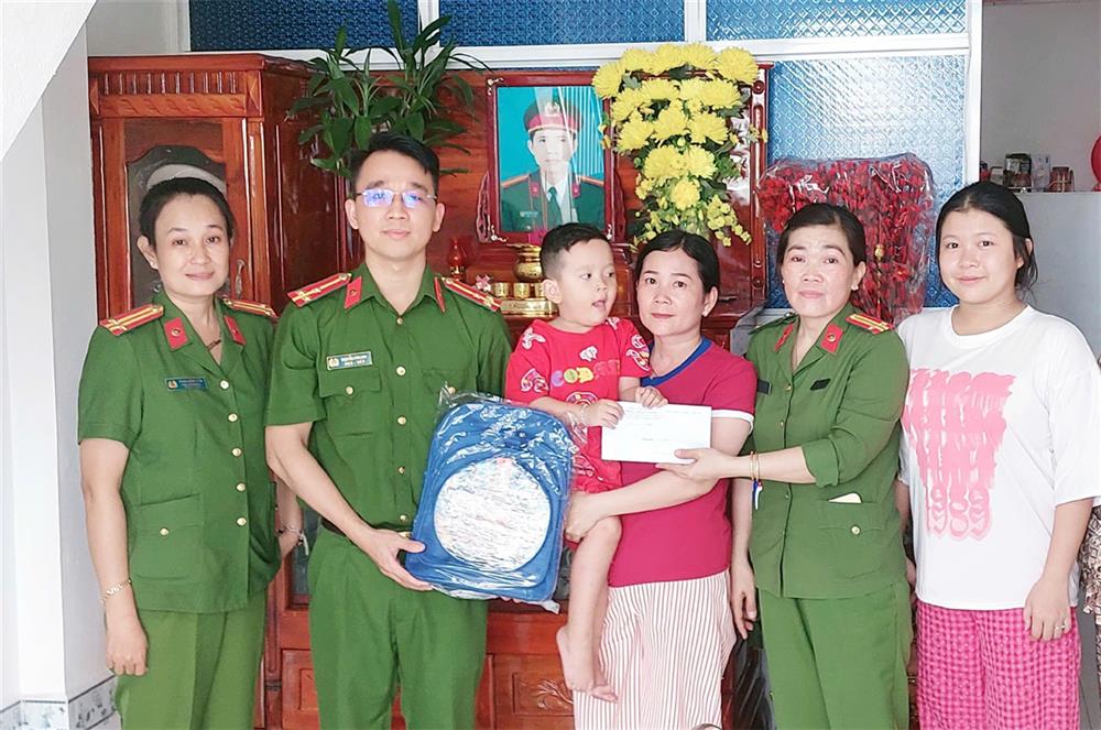 Phòng Cảnh sát cơ động tổ chức thăm hỏi, tặng quà và trao học bổng tặng em Nguyễn Thành Đạt, ở xã Phong Thạnh Tây B, huyện Phước Long.