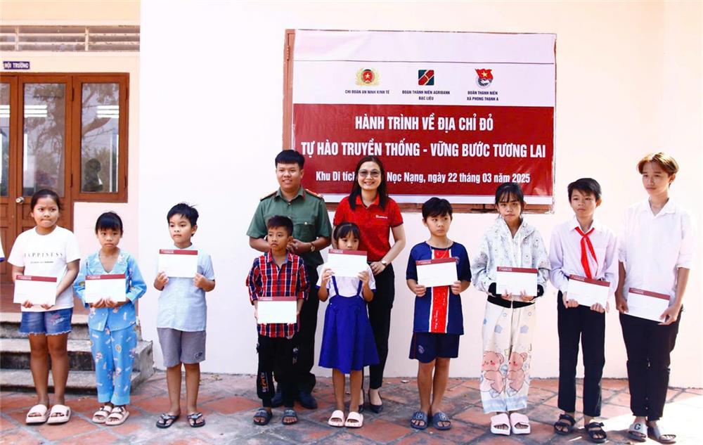 Chi đoàn An ninh kinh tế phối hợp với nhà hảo tâm trao học bổng tặng các em học sinh hoàn cảnh khó khăn.