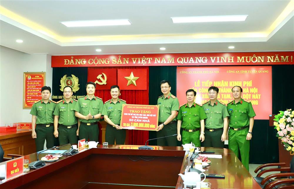 Công an thành phố Hà Nội trao tặng kinh phí hỗ trợ xây mới 50 căn nhà trên địa bàn tỉnh Tuyên Quang.