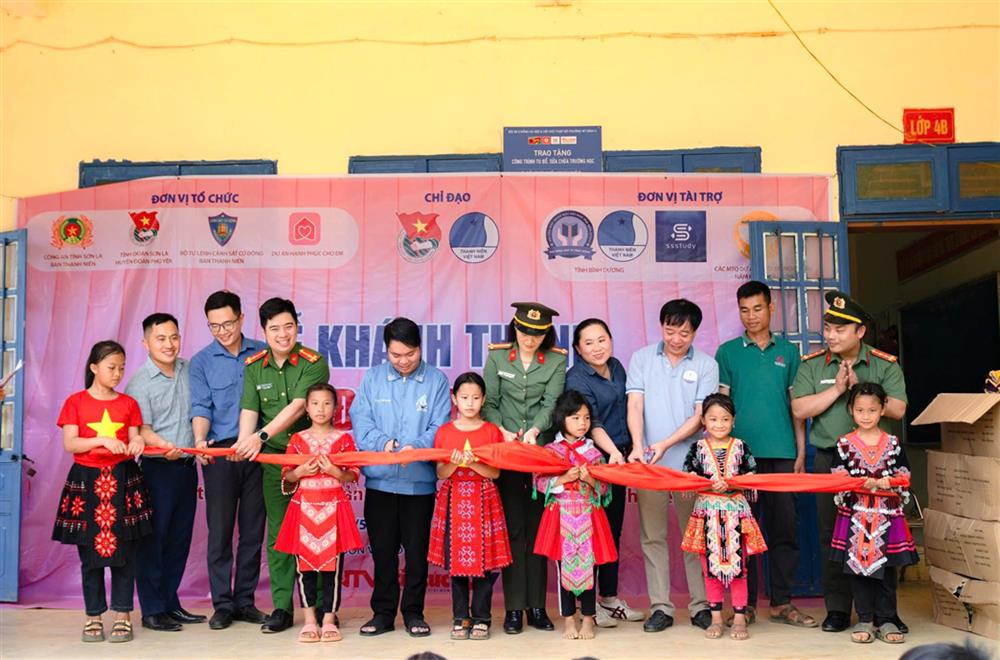 Đoàn công tác Công an tỉnh Sơn La và các lực lượng chức năng tổ chức cắt băng khánh thành, đưa vào sử dụng điểm trường bản Suối Ó, xã Quang Huy.