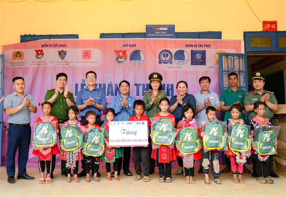 Công an tỉnh Sơn La trao quà tặng nhân dân xã Quang Huy và các em học sinh.