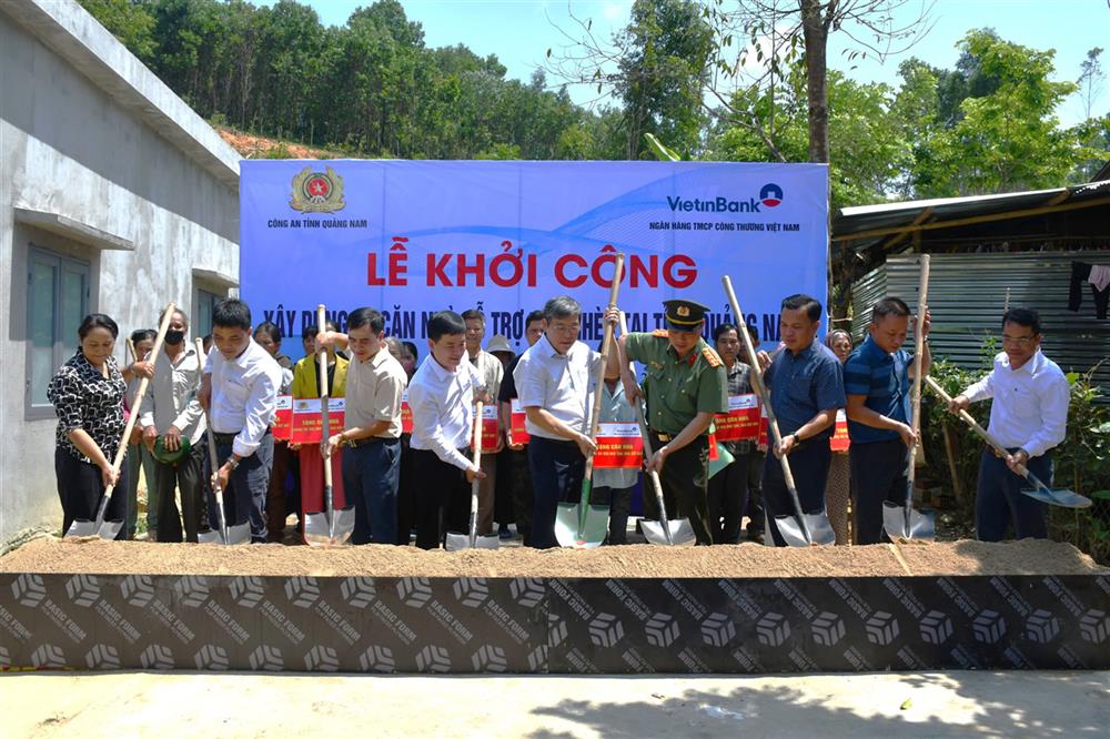 Các đại biểu cùng người dân thực hiện nghi thức động thổ tại hộ gia đình bà Trần Thị Thìn (thôn 2, xã Phước Đức).