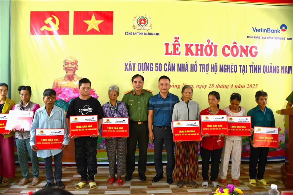 Các đơn vị trao biểu trưng tặng nhà cho đại diện các hộ gia đình.