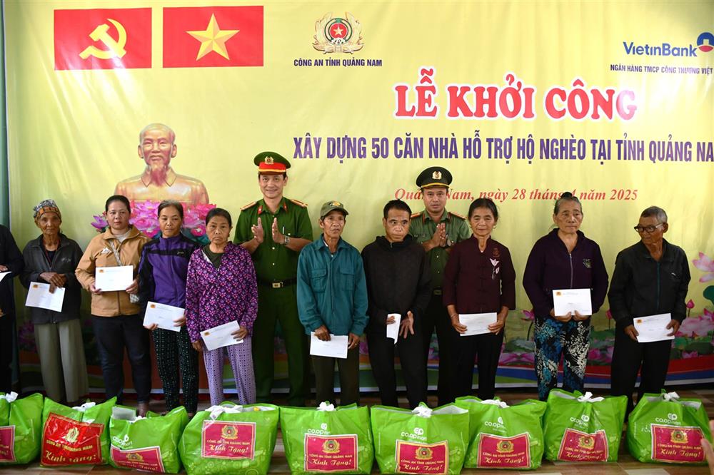 Đại diện các Cụm thi đua thuộc Công an tỉnh trao quà tặng các gia đình chính sách, người có hoàn cảnh khó khăn trên địa bàn xã Phước Đức.