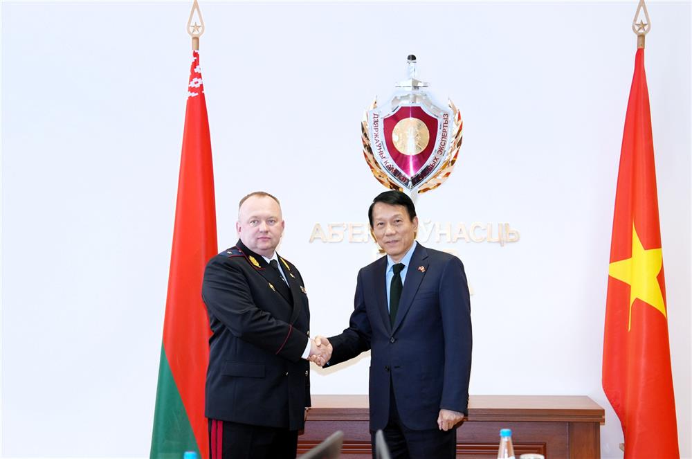 Bộ trưởng Lương Tam Quang và Chủ tịch Uỷ ban Giám định tư pháp Belarus Volkov Alexei Aleksandrovich.