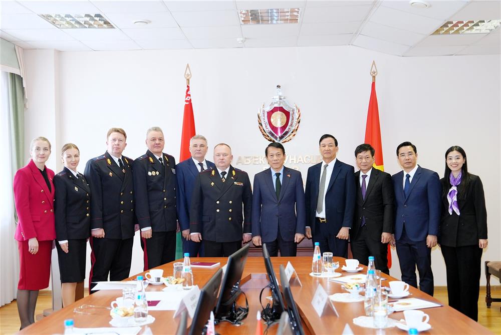 Các đại biểu chụp ảnh lưu niệm.