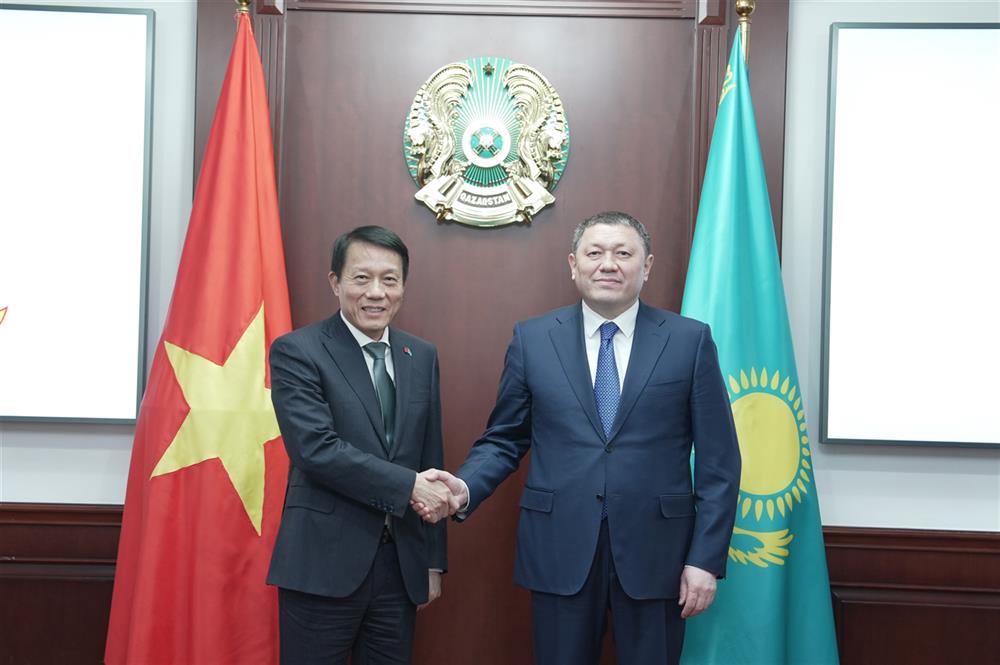 Bộ trưởng Lương Tam Quang và Bộ trưởng Bộ Nội vụ Kazakhstan Yerzhan Sadenov.