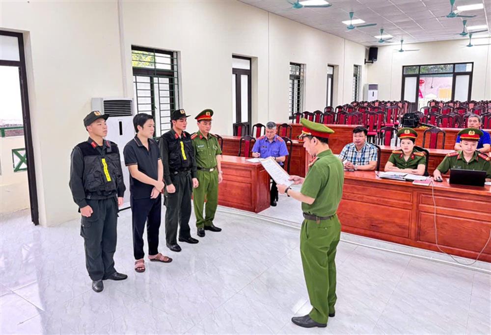 Cơ quan Công an tống đạt quyết định và lệnh đối với Lê Văn Toàn.